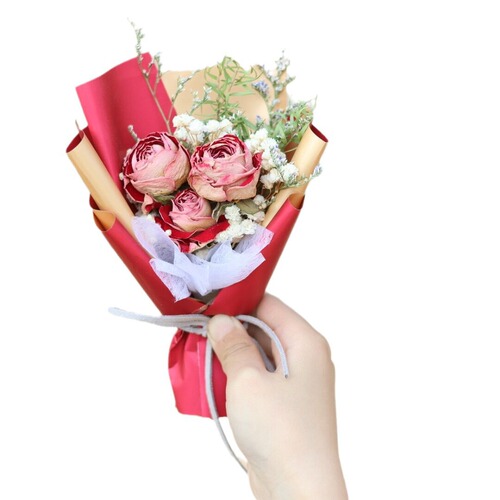 Valentine's Day Eternal Flower Gypsophila Decorations Mini Fresh-style Bouquet with Dried Roses – Exquisite Mini Gift Souvenir