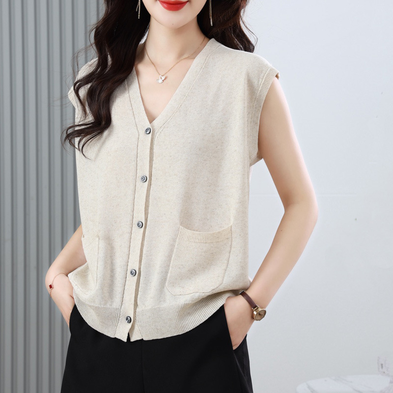 Thin knitted sweater sleevless