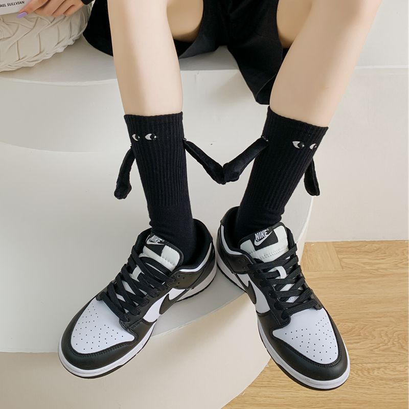 1 Paar Club-Promi-Paar-Socken: Modische, lustige, kreative magnetische Hand-und-Hand-Socken mit schwarz-weißen Cartoon-Augen für Paare – Detail 9