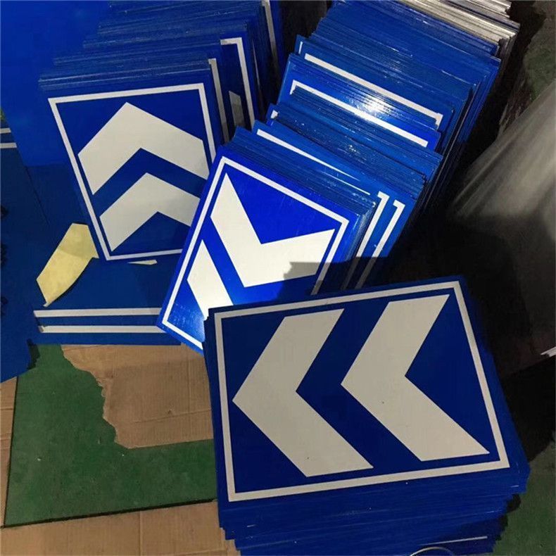 帮手描述图：交通标志牌地下车库停车场道路坡道箭头指示导向诱导