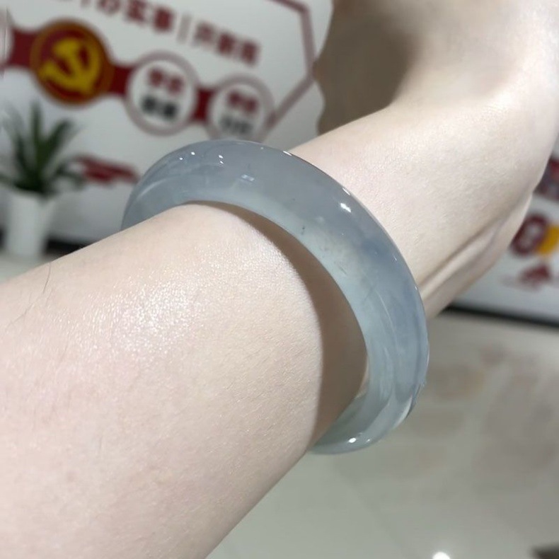 Vòng tay ngọc bích tự nhiên cao cấp dạng tròn trơn, chất băng cao, màu xanh nước biển pha lục, đường kính trong 50–64 mm chi tiết 2