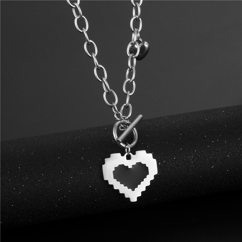 Wholesale Jewelry Fashion Black Dripping Oil Heart-shaped Pendant Stainless Steel Necklace Nihaojewelry display picture 4