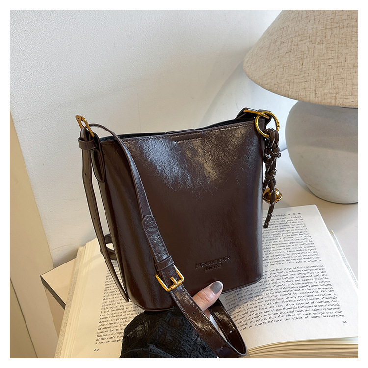 Bolso de balde de moda coreana para mujeres 2024 nuevo invierno ins retro versátil bolso de transporte de nicho bolso de viaje