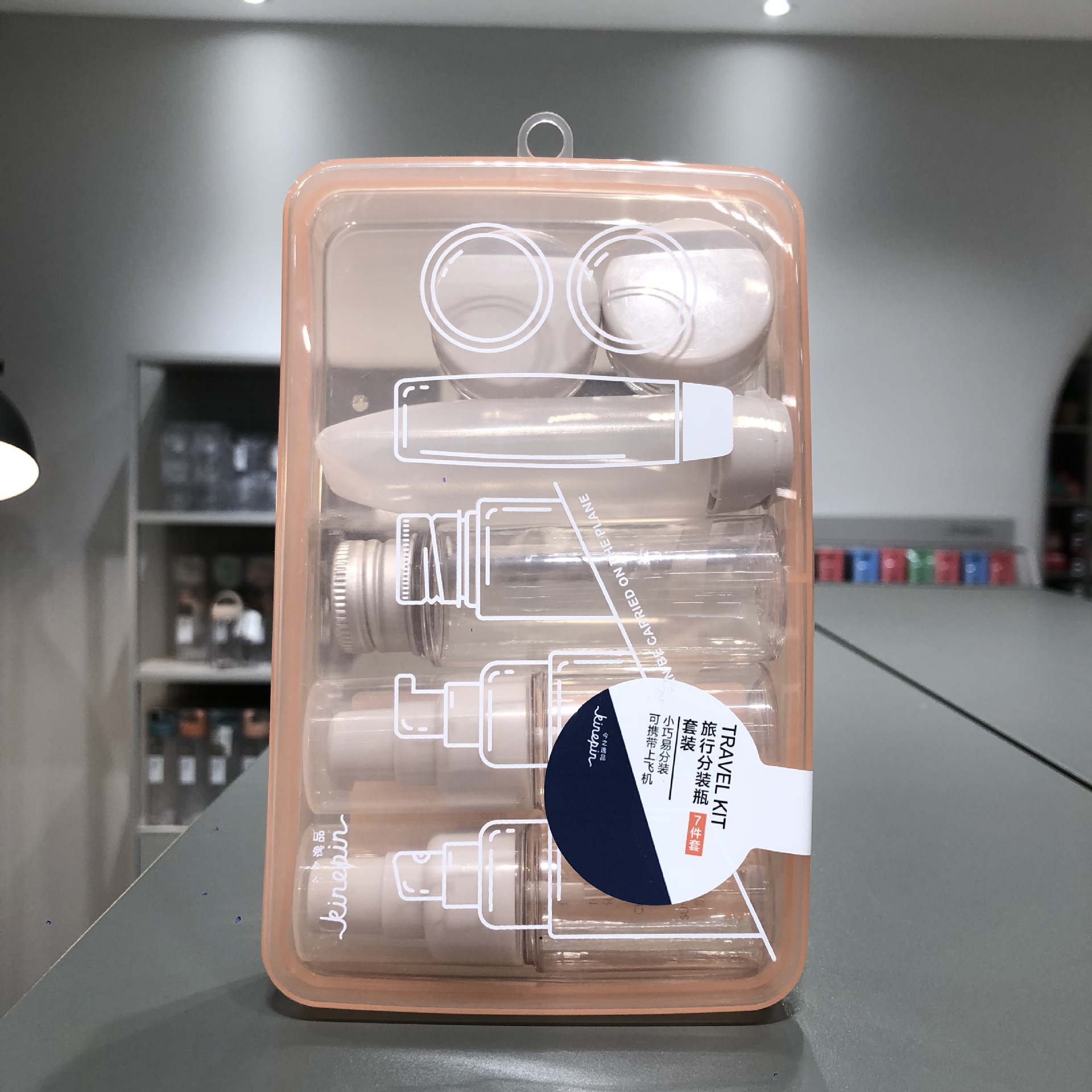 El paquete de botellas de viajes de hoy es un paquete de 7 piezas de PET de grado alimenticio que se puede reciclar en el avión.