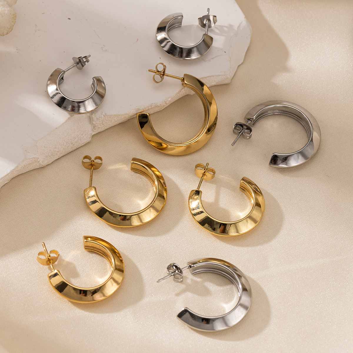 TENA europa y americana pendientes de acero inoxidable lujoso ligero de alto nivel sensación de anillo redondo abertura de contraste de color de acero de titanio pendientes de acero para mujeres no se desvanecen pendientes