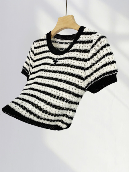 Quality knitted short sweater