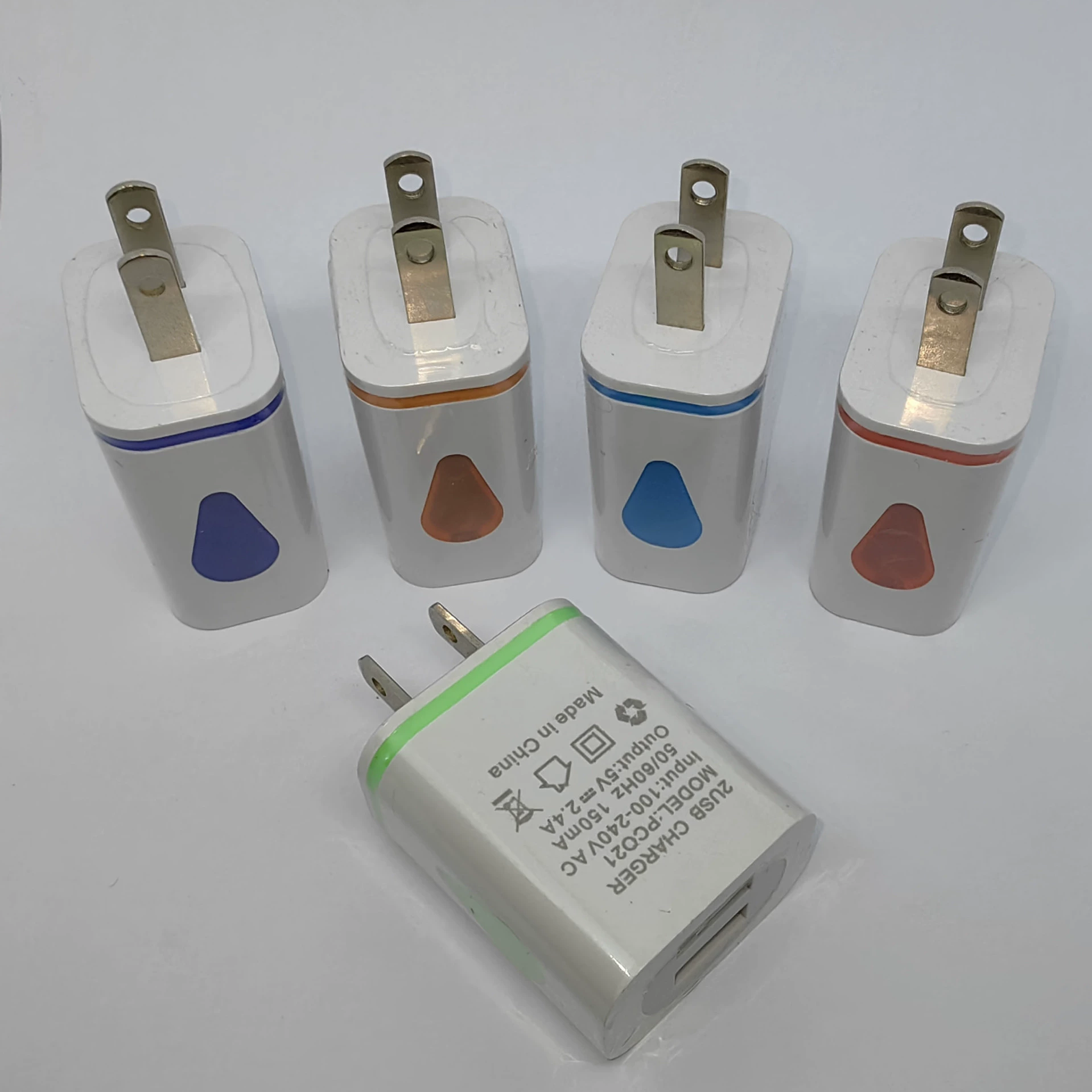 Трансграничная поставка двух капель воды USB Светодиодное светящееся зарядное устройство Европейский стандарт Мобильный телефон Стандарт США 2.1A цветное быстрое зарядное устройство