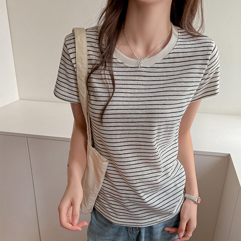 Carefully Selected Women's Short-Sleeve T-Shirt with a Round Neck, Korean-Style Design, Striped Color-Blocking, Suitable for Summer Layering