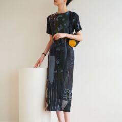 カウンター品質の夏用ハイエンドプリーツファッションプリントミドル丈バックスリットドレス（ベルト付き）