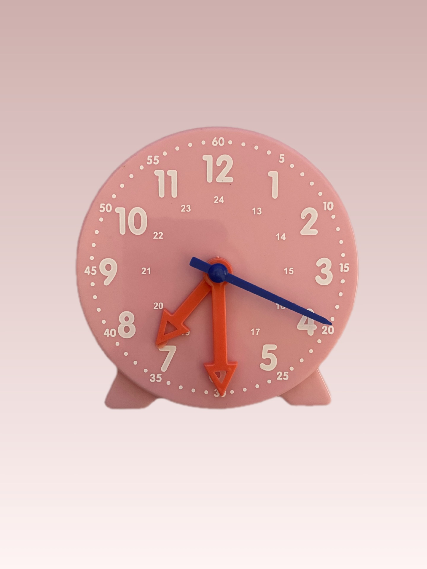 Los estudiantes de primaria de primer y segundo grado enseñan modelos de relojes, relojes de tres agujas, relojes de enlace, herramientas de aprendizaje, comprensión y enseñanza del tiempo.