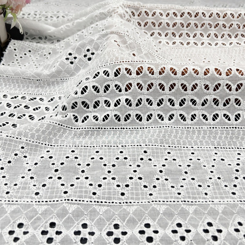 工場の現物の全綿の横条刺繍レースの布地の婦人服のシャツのワンピースの家の紡績は穴を開けて刺繍の布地を刺繍します。|undefined