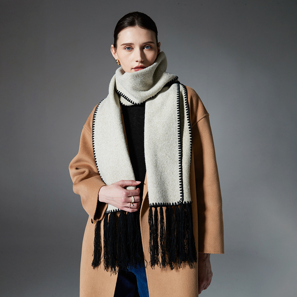 Écharpe à pompon double face de couleur unie de milieu à haut de gamme pour l'automne et l'hiver 2024_voghion.com