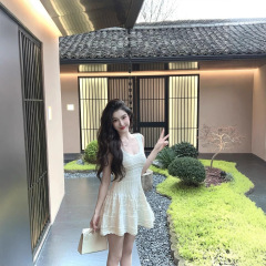 FairyJiang夏の新しい白い袖なしのアイスニットのベストのワンピースは腰のa字のサスペンダーのスカートを収めます。