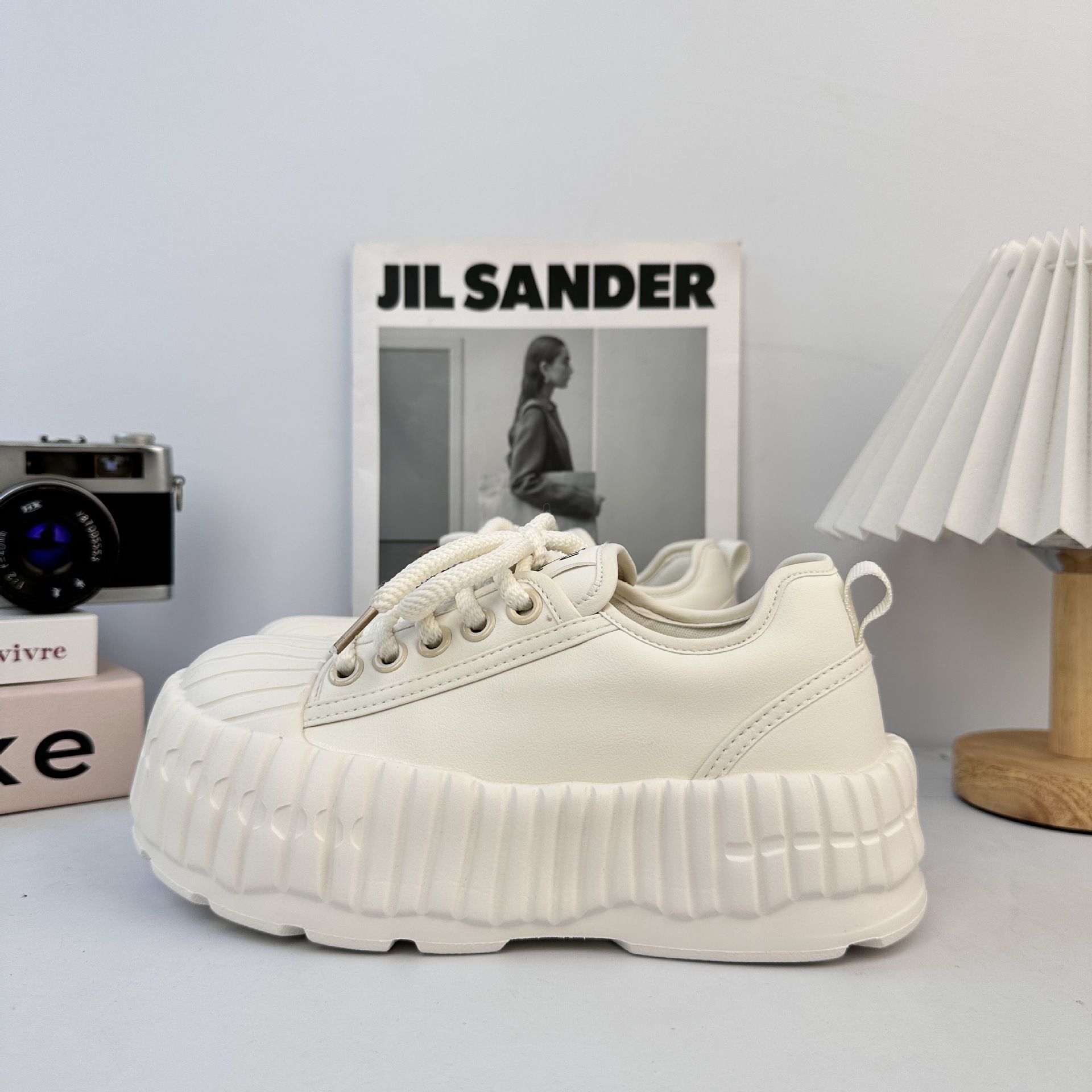 Zapatos blancos de cabeza de concha para mujeres 2025, nuevos zapatos casuales transpirables con base de muffin, pantalones de piernas anchas, zapatos de skate