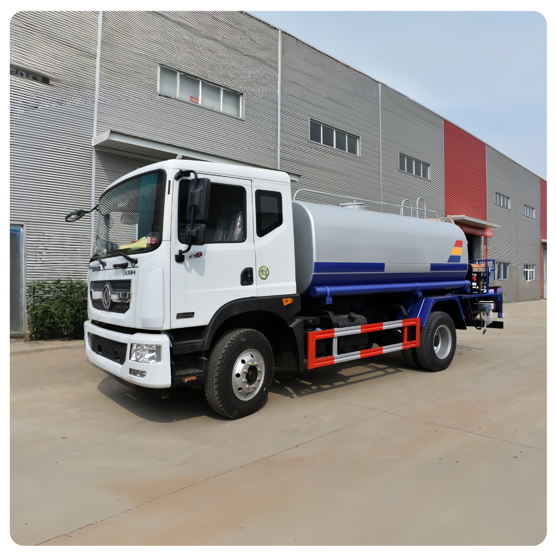 Dongfeng Tianjin sprinkler truck is compatible with various specifications of water tanks and can be used for road maintenance and dust suppression in different working conditions