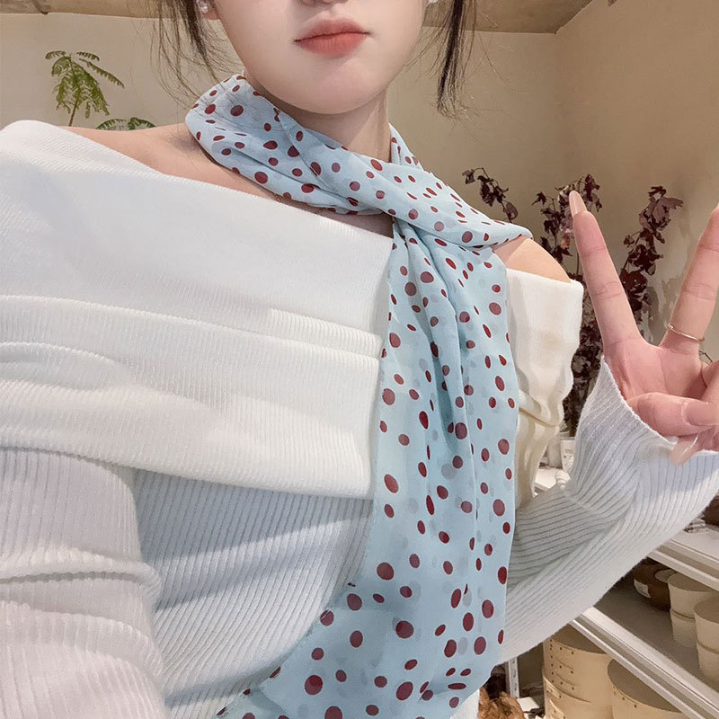 빨간색 물방울 무늬 파란색과 녹색