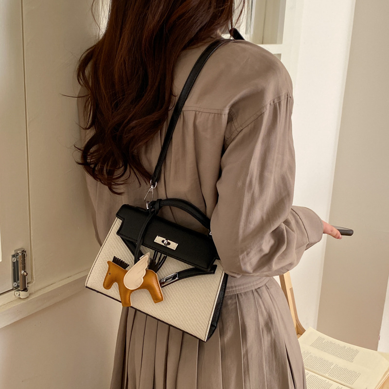 Textura de nicho bolso de diseño de mujer 2026 nuevo bolso Kylie color contraste diario simple viaje mochila de hombro