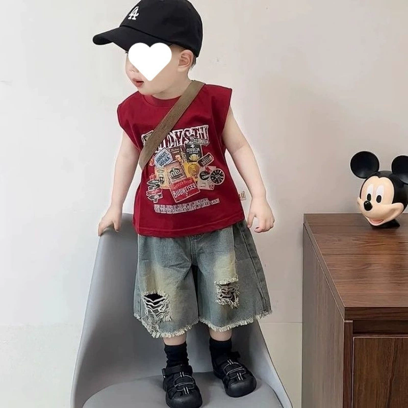 Летняя одежда для мальчиков, новинка 2025 года, детская футболка без рукавов с круглым вырезом маленького и среднего размера, крутые и красивые рваные джинсовые шорты, комплект из двух предметов