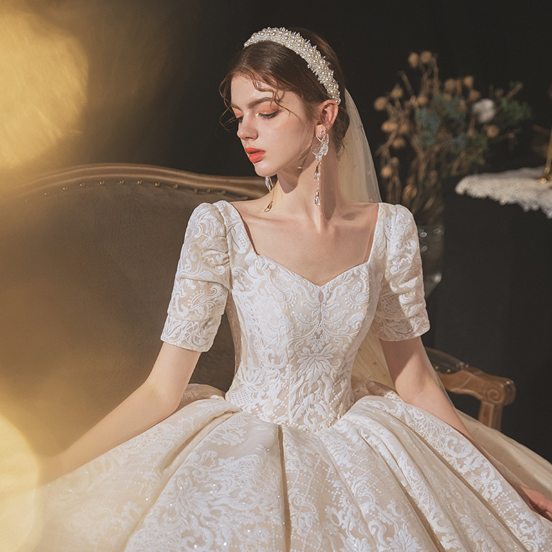 Vestido de novia estilo 2026 con cola, elegante estilo corte para novias pequeñas, textura vintage blanca, vestido de novia retro.