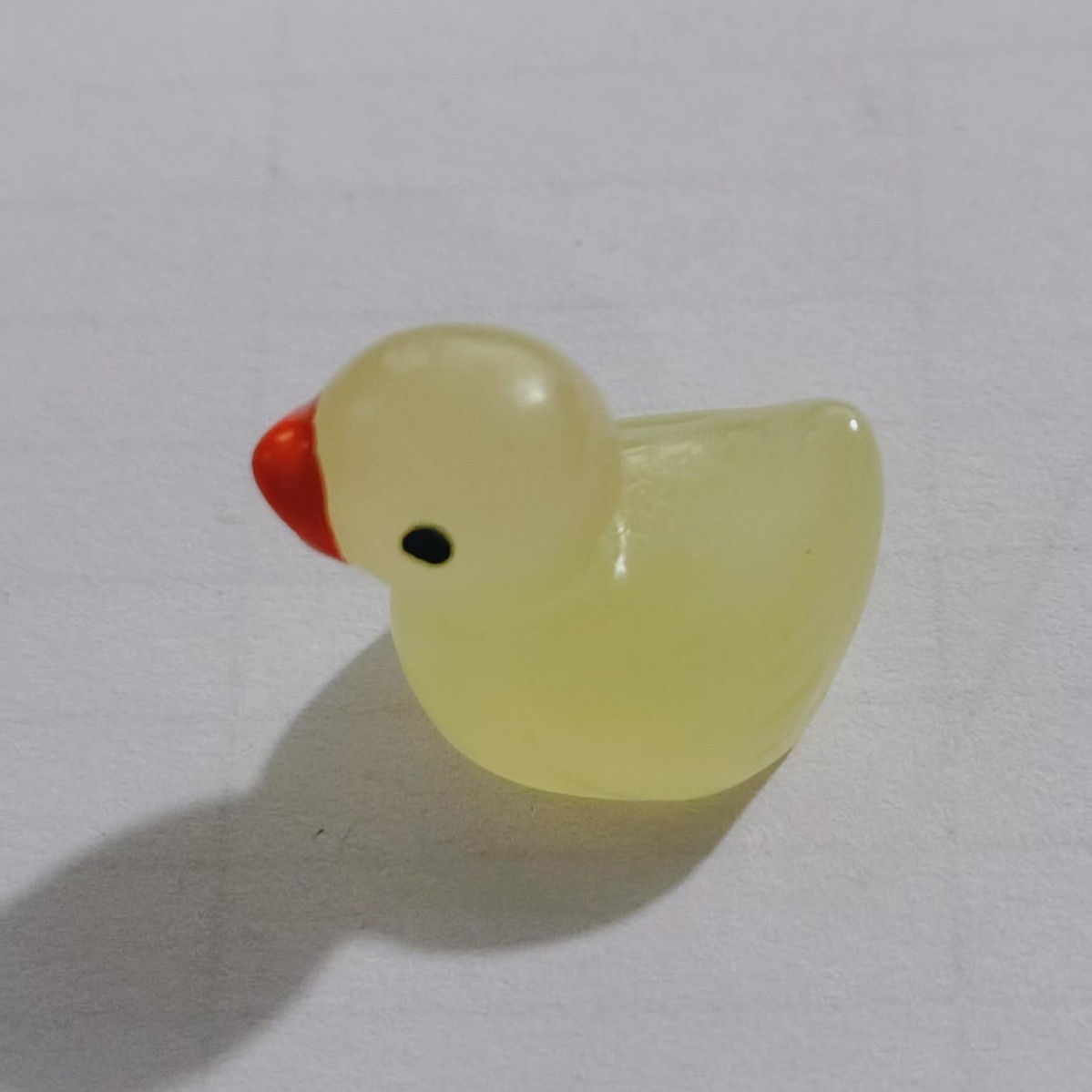 Mini patito luminoso Adornos de animales pequeños de colores para niños Diy Colgante de resina Llavero de recuerdo hecho a mano