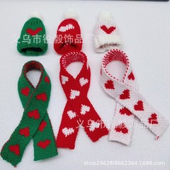 ニットハムスターはモルモットのオランダの豚のクリスマスの帽子のマフラーを囲んで綿の人形の桃の心の帽子のマフラーを飾ります。
