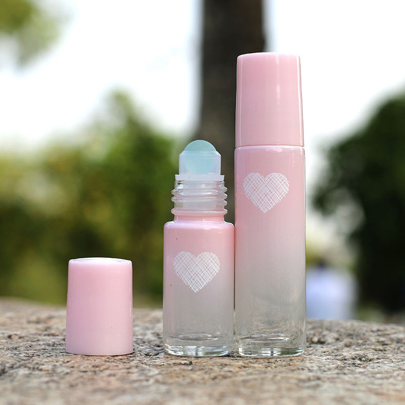 Botella de vidrio de 5ml/10ml con forma de corazón para aceites esenciales, con bola rodante de cristal rosa, para rellenar perfume, con bola de jade, en caja de regalo.