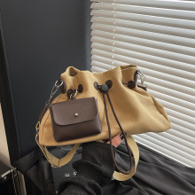 2026新款帆布斜跨包包女大容量潮流通勤包抽绳时尚小众单肩包