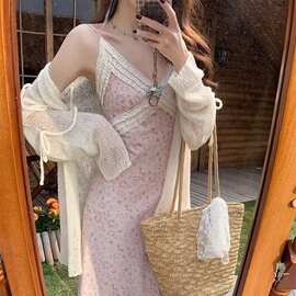 法式粉色蕾丝V领碎花吊带连衣裙女初春修身拼接蕾丝修身垂感裙子