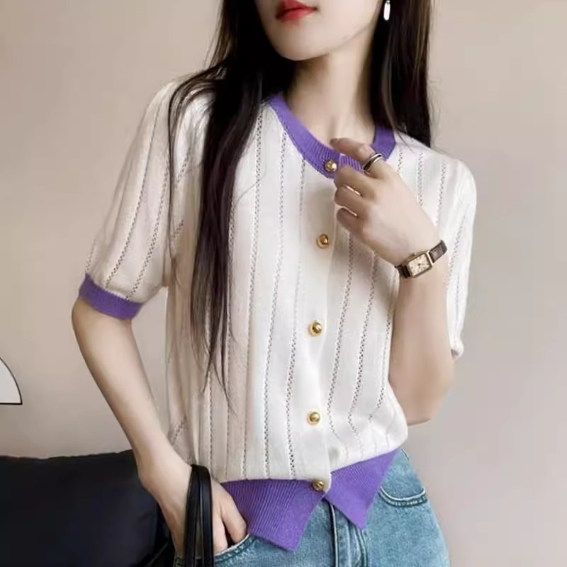 Hochwertige, kontrastierende, kurzärmlige Strickaußenschicht im kleinen Duftstil, hohler Rundhalsausschnitt im Frühjahr und Sommer 2024_voghion.com