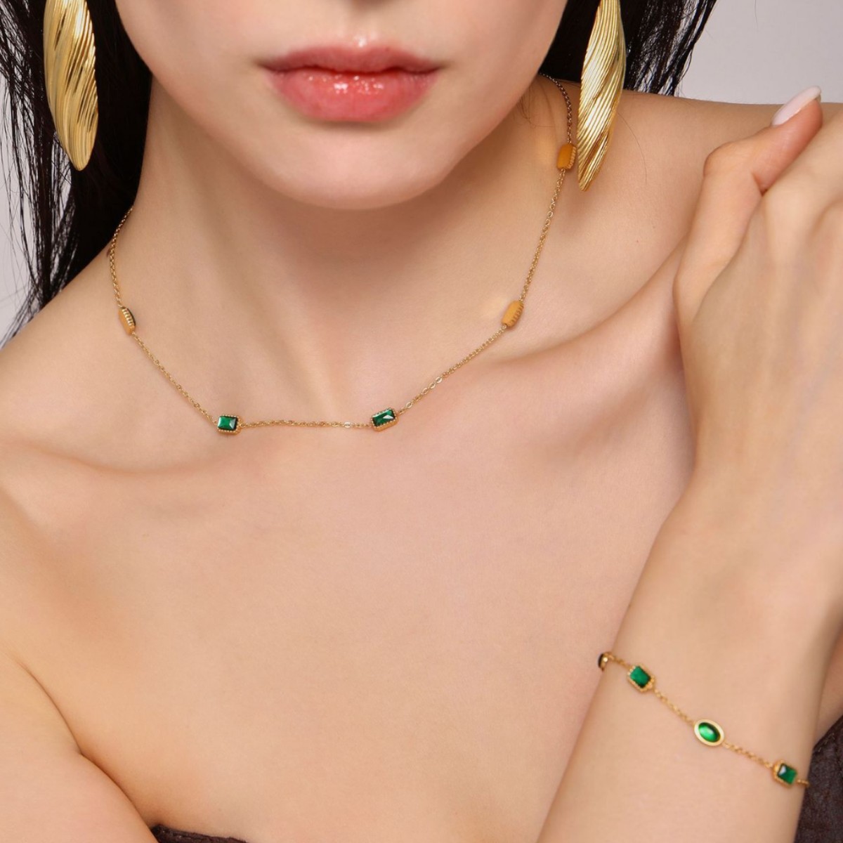 Zircón de acero inoxidable incrustado a mano collar de zircón esmeralda pulsera en un conjunto de estilo de nicho hermoso