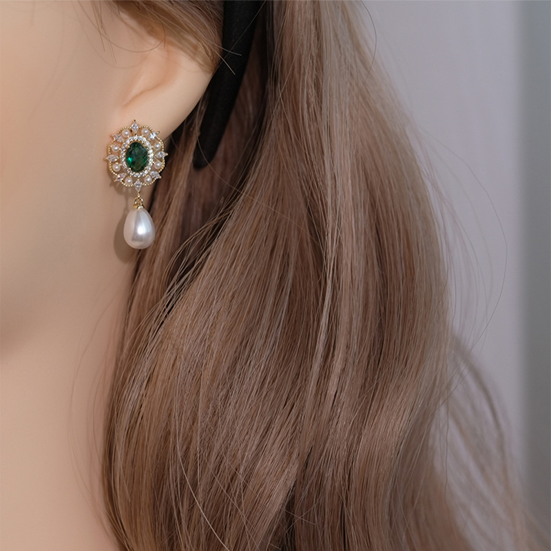 Design di nicchia in stile designer, lusso leggero, senso di fascia alta, orecchini di perle vintage, orecchini di smeraldi della nonna in stile palazzo, orecchini_voghion.com