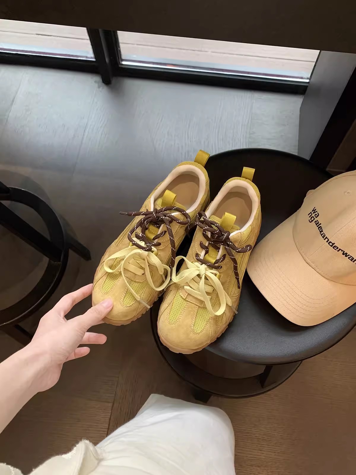 Versión de piel de vaca de la madre de la uva con el mismo estilo, cordones de cuero, costura de cuero, malla transpirable, deportes y ocio, zapatos de entrenamiento alemanes, zapatos Forrest Gump para mujer