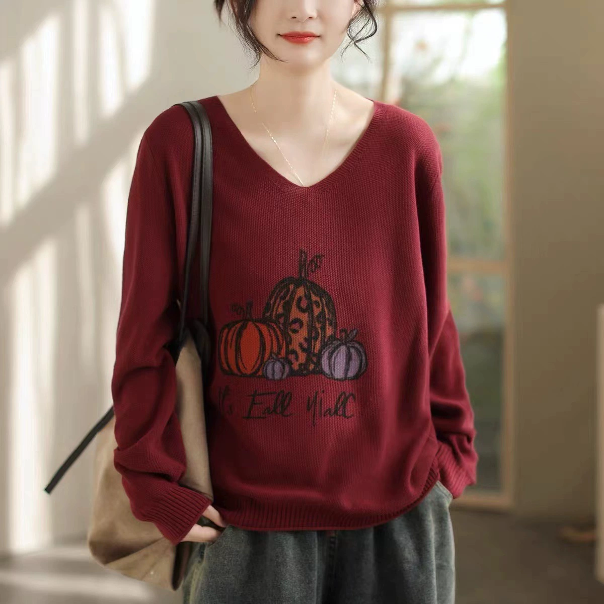 Knitted sweater for leisure, V-neckline