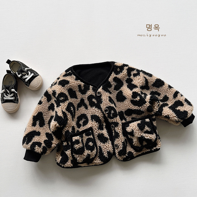 Abrigo de felpa con estampado de leopardo para niños 2024 Invierno Engrosado para niños cálido japonés y coreano ropa para niños y niñas abrigo personalizado