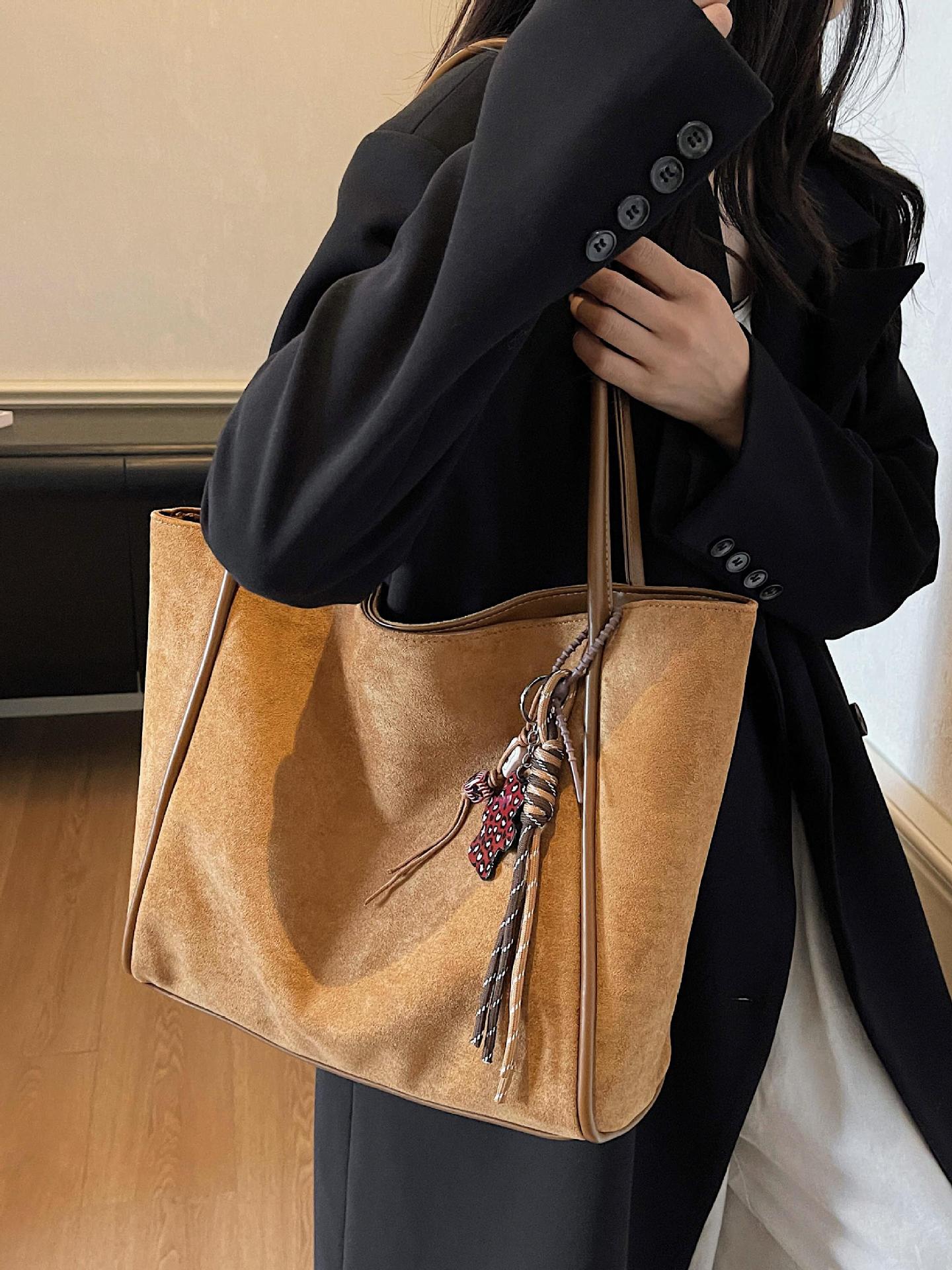 Otoño y invierno súper calientes bolsas de seda de gran capacidad para mujeres 2025 nuevas bolsas de hombro de viaje ocio para la axila