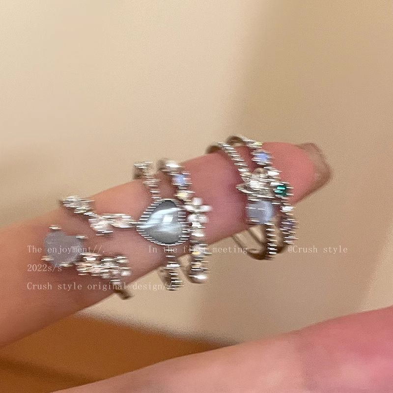 海藍の愛の指輪の女性の軽豪華な大衆の設計感の月光のジルコンの食の指輪の気質はリングの女性を調節することができます。