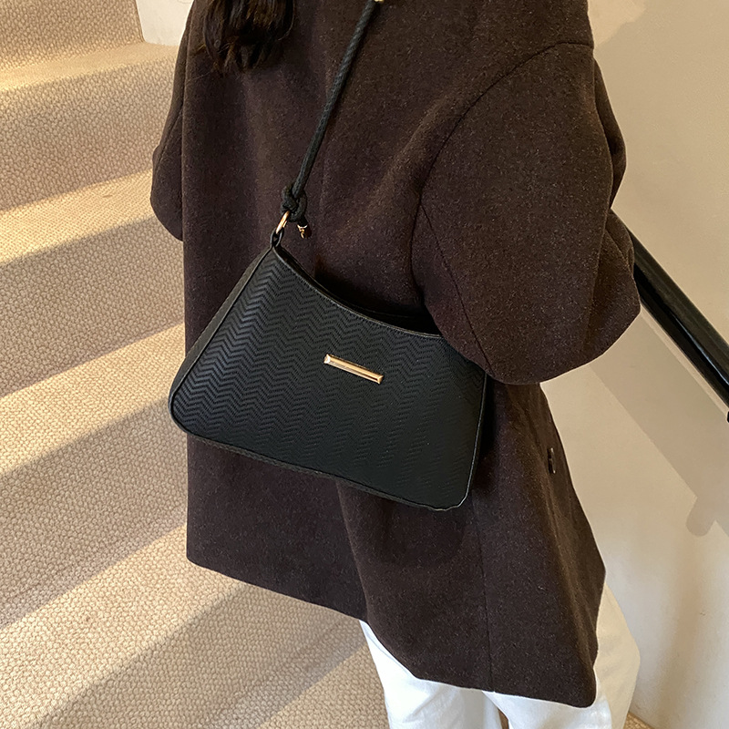 Bolso bandolera marrón con leche caramelizada para mujer 2023 nuevo bolso bandolera de otoño e invierno bolso de axila de viajero