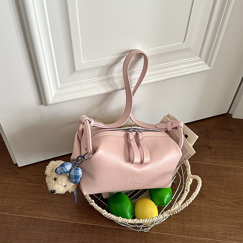 El diseño de la sensación de pequeño estilo exterior bolso debajo de la axila para mujeres 2026 verano nuevo estilo diario minimalista de viento de viaje bolso de hombro