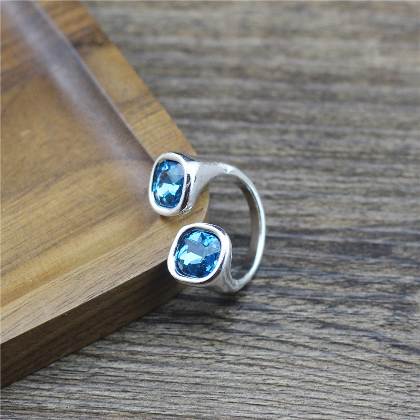 Anello geometrico quadrato in cristallo da donna regolabile_voghion.com
