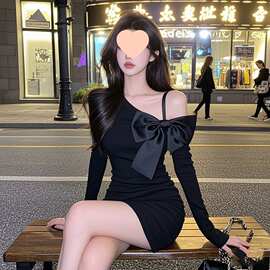 辣妹风黑色斜肩蝴蝶结吊带长袖短裙女入秋收腰显瘦高冷御姐连衣裙