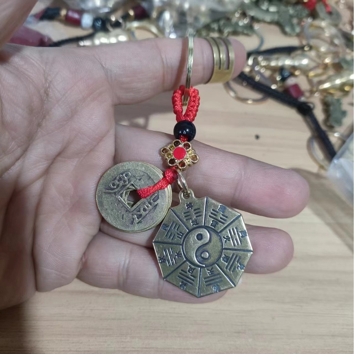 Puesto de venta caliente en lugares escénicos Cinco emperadores dinero latón llavero de coche calabaza de cobre joyería colgante regalo de evento