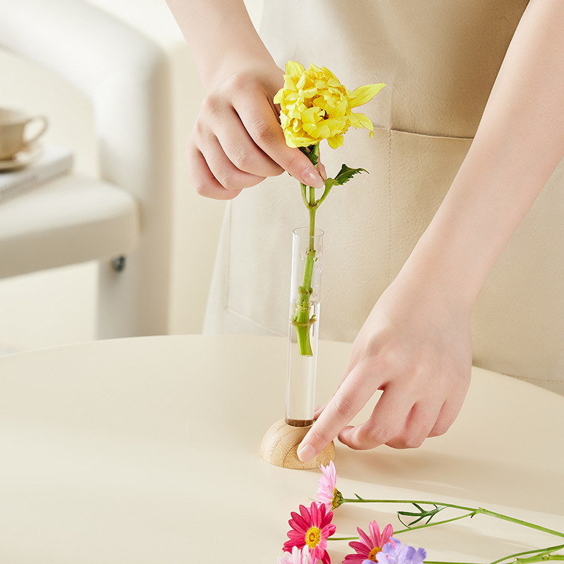 竹座の水培小花瓶に花芸を挿して国境を越えた家の装飾を飾ってリビングルームのテーブルの書斎の事務室に飾っています。|undefined