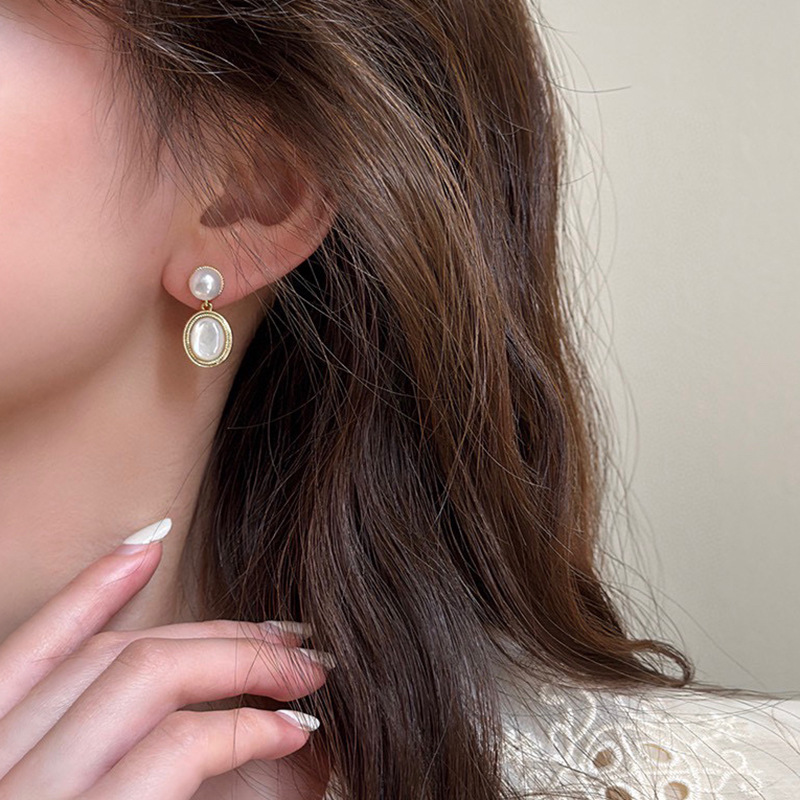 S925银针天然淡水珍珠耳环法式轻奢小众高级感椭圆白贝母珍珠耳坠