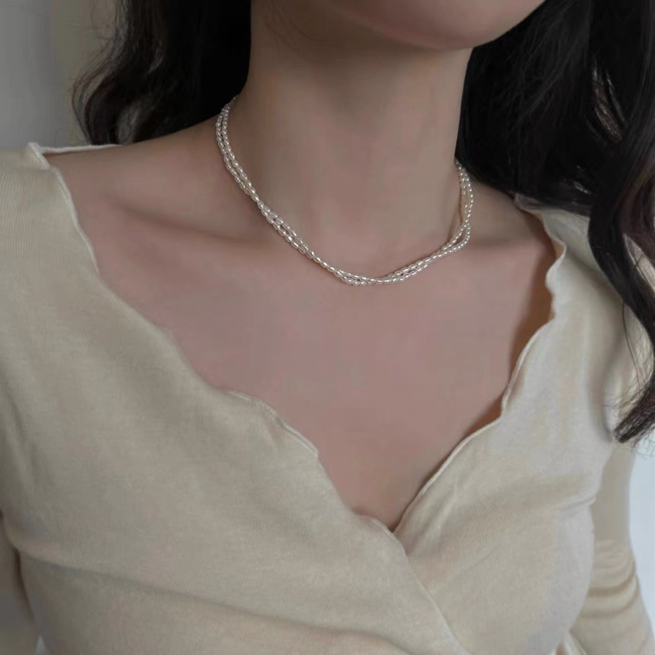 Luxuriöse Perlenkette mit Magnetverschluss für Damen. Hypoallergen, zartes Choker-Design für höchsten Tragekomfort und ein sicheres Gefühl. Europas Top-Trend-Perlenkette 2026._voghion.com