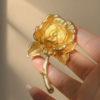 金色玫瑰胸针高级感轻奢高档女收腰扣压襟衣饰花朵胸花别针饰品