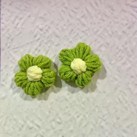Little puff - emerald green with yellow center