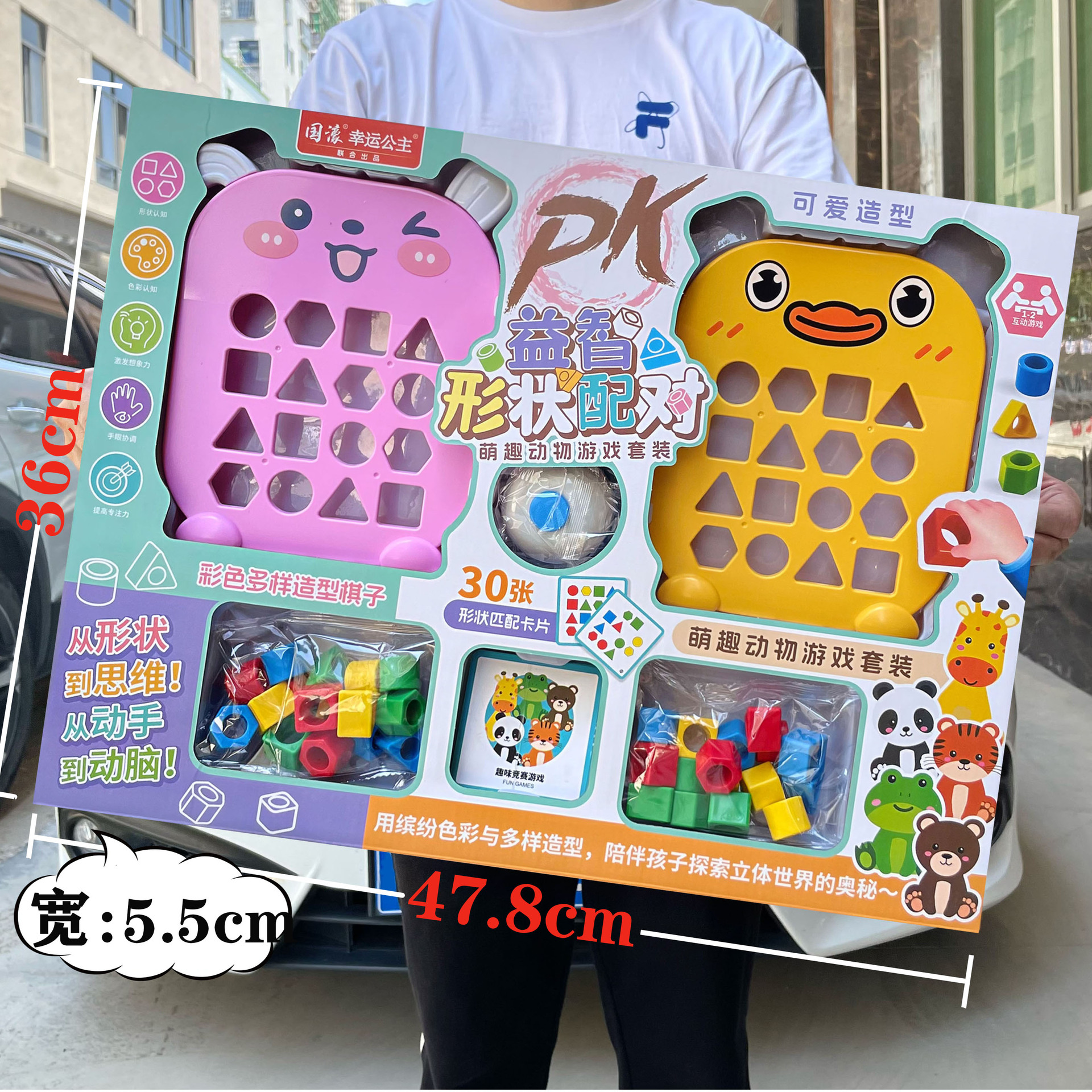 子供のままごとは楽しくて、ミニの食事をします。