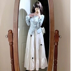 早秋にはフランスの青い長袖ワンピースを着ています。