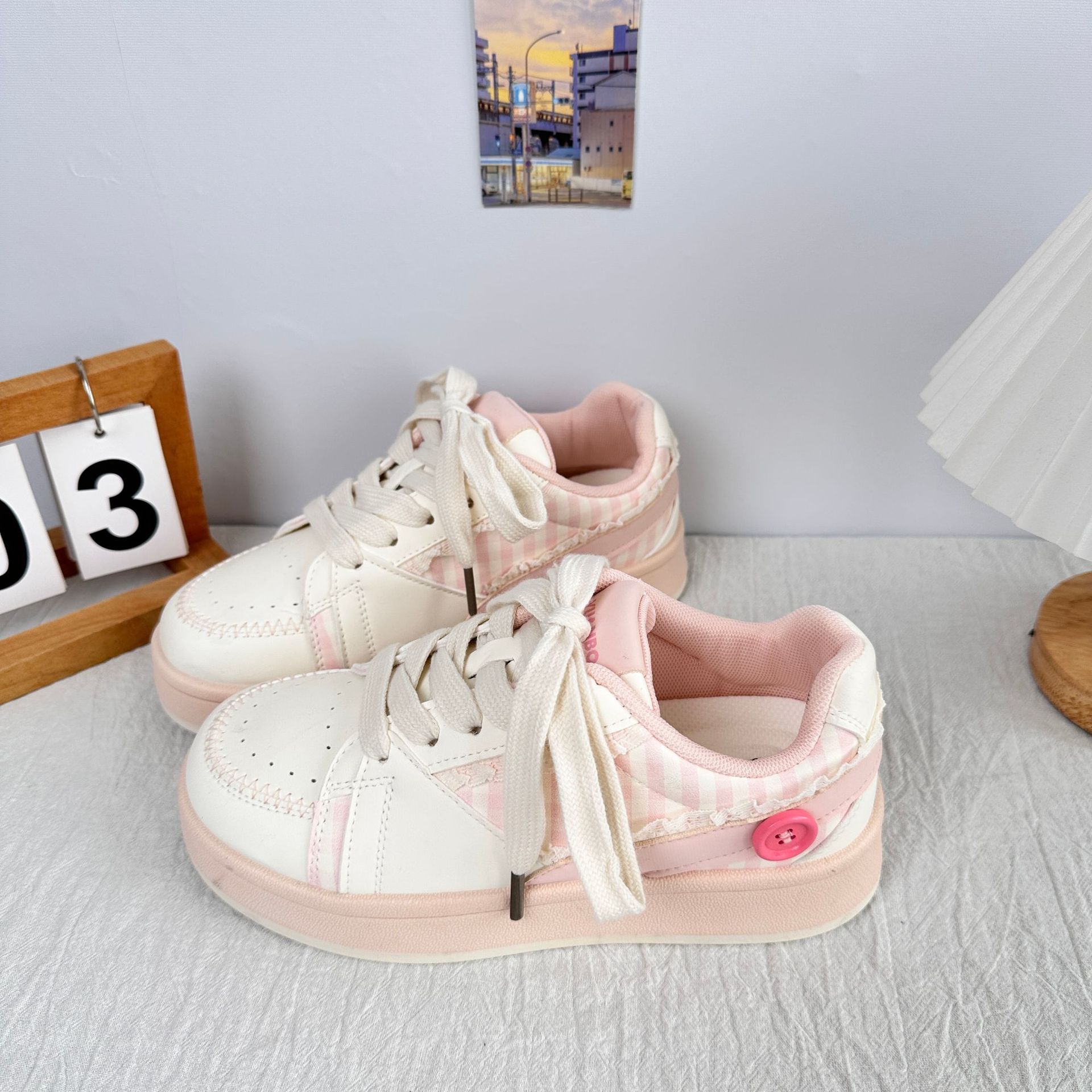 Yuanbo primavera y verano suela gruesa zapatos blancos para mujer 2025 nuevas zapatillas de deporte de dopamina zapatos de pan de nicho de todo fósforo