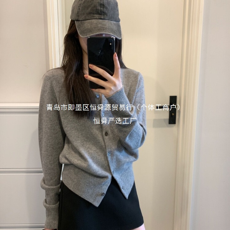 Old Money Style Gray Knit Cardigan for Women, Autumn and Winter, Soft and Luxurious, Suitable as an Inner Layer or Worn Alone as a Base Top Old Money Style Gray Knit Cardigan for Women, Autumn and Winter, Soft and Luxurious, Suitable as an Inner Layer or Worn Alone as a Base Top